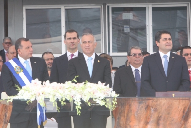Tribuna presidencial del Estadio Nacional de Honduras, Don Felipe y el presidente saliente, Porfirio Lobo, el presidente del Congreso Nacional, Mauric